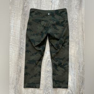 Lululemon size 6 camo capri leggings